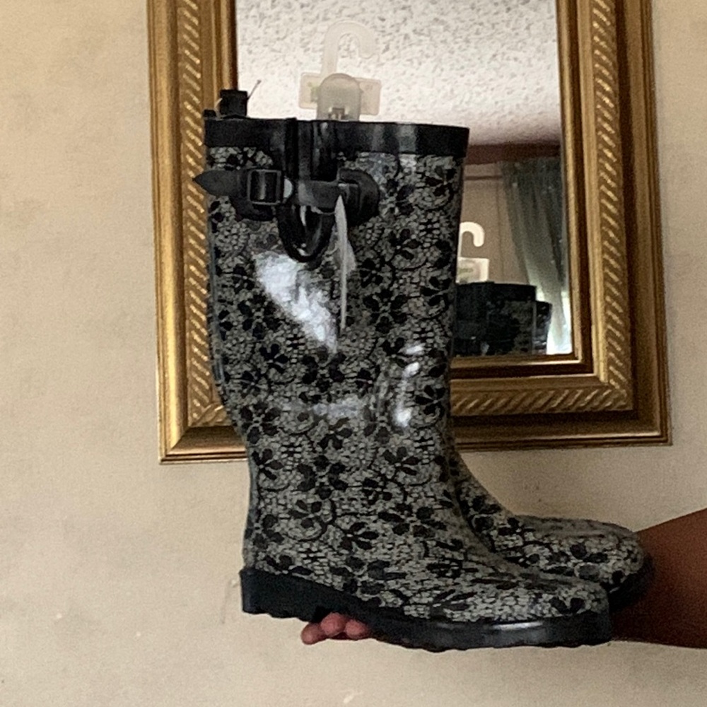 Rain boots .